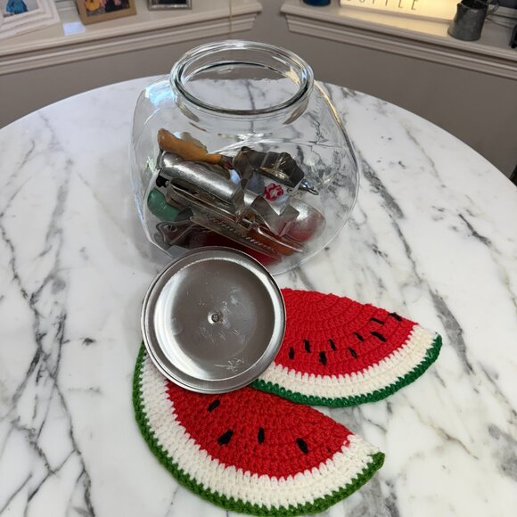 Retro Cookie jar Filled with retro kitchen utensils - Picture 10 of 17